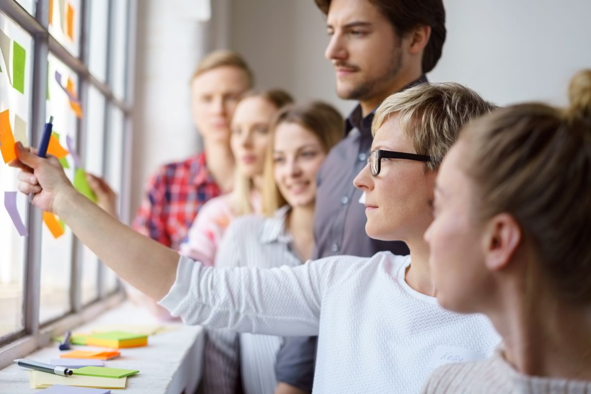 Coworkers brainstorm together